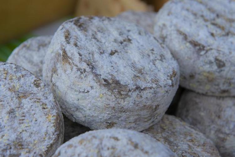 ÜRETİM AŞAMASINDA CANLI LARVALARLA OLGUNLAŞTIRILIYOR