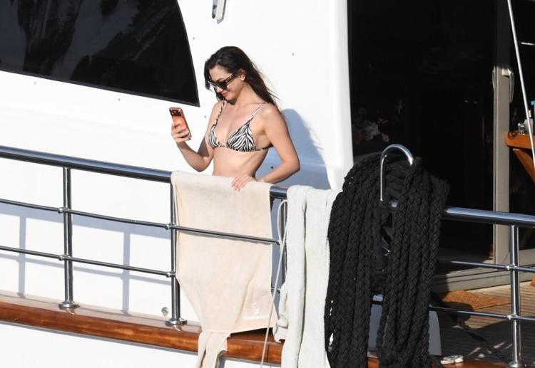 Demet Özdemir Göcek’te ailesiyle tekne keyfinde