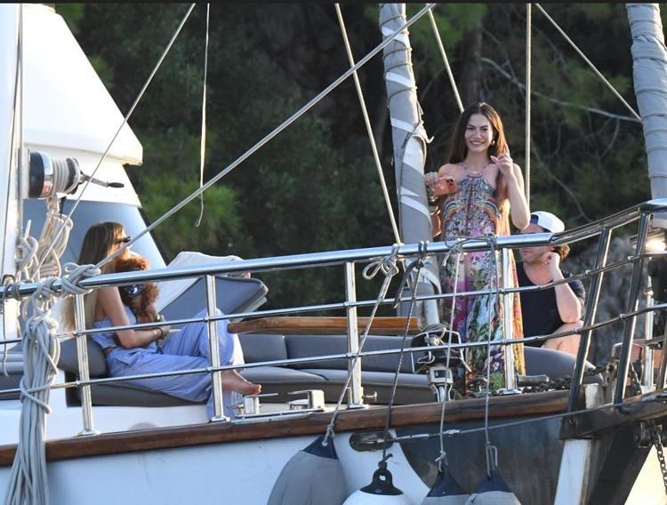 Demet Özdemir Göcek’te ailesiyle tekne keyfinde