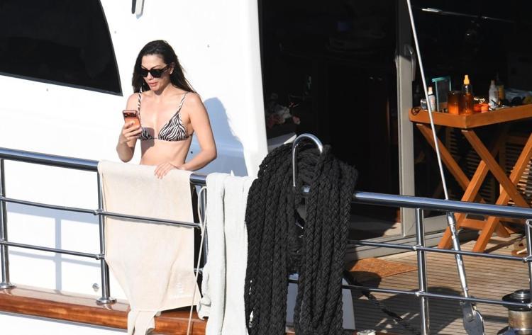 Demet Özdemir Göcek’te ailesiyle tekne keyfinde