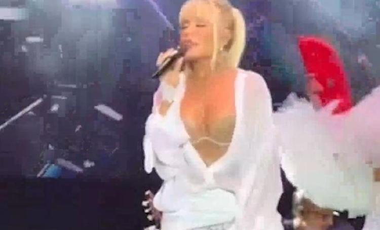 Ajda Pekkan tarzıyla yine konsere damga vurdu