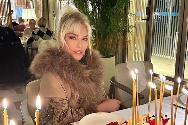 Ajda Pekkan tarzıyla yine konsere damga vurdu