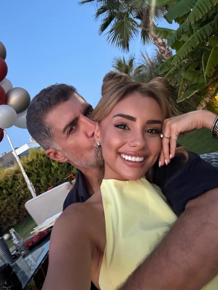 Özcan Deniz ile Samar Dadgar Ayvalıkta romantik tatil