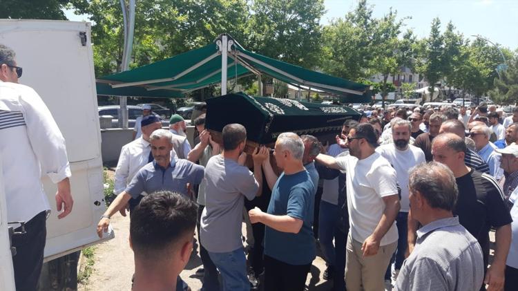 Yakınları eve girince şoke oldu SMAlı oğlunun fişini çekip kendini astı