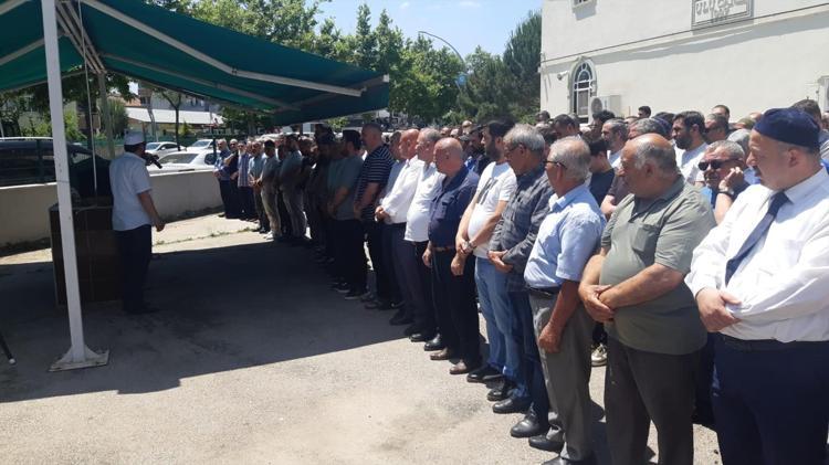 Yakınları eve girince şoke oldu SMAlı oğlunun fişini çekip kendini astı