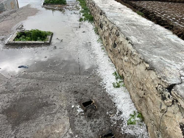 Haziranın ortasında şaşırtan görüntü Bir anda başladı, araçlar delik deşik oldu