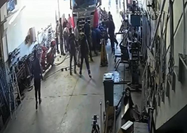 Sanayide can pazarı Baba ve oğlu tamir ettikleri TIR’ın altında kaldı