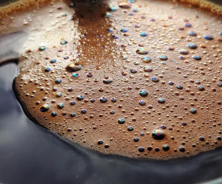 Eski kahve ustaları bu sırrı herkesten saklıyor:Cezveye sadece tek bir damla ekleyin...Taş gibi köpürüyor, telvesi anında dibe çöküyor