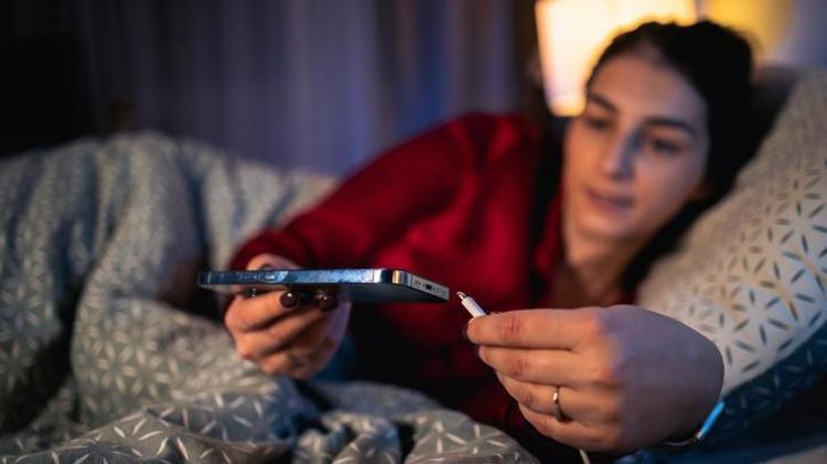 Telefonunu yastık altına ve başucuna koyanlara kötü haber: Meğer radyasyon değil, bu 4 gizli tehlike bitiriyormuş