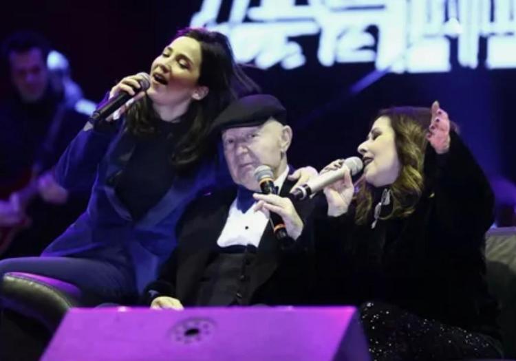 İPEK AÇAR HEDİYE ETTİ
