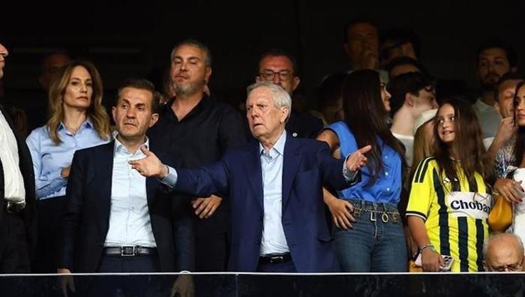 Fenerbahçeye 45 milyon Euroluk gelir 3 yıldızdan ayrılık kararı