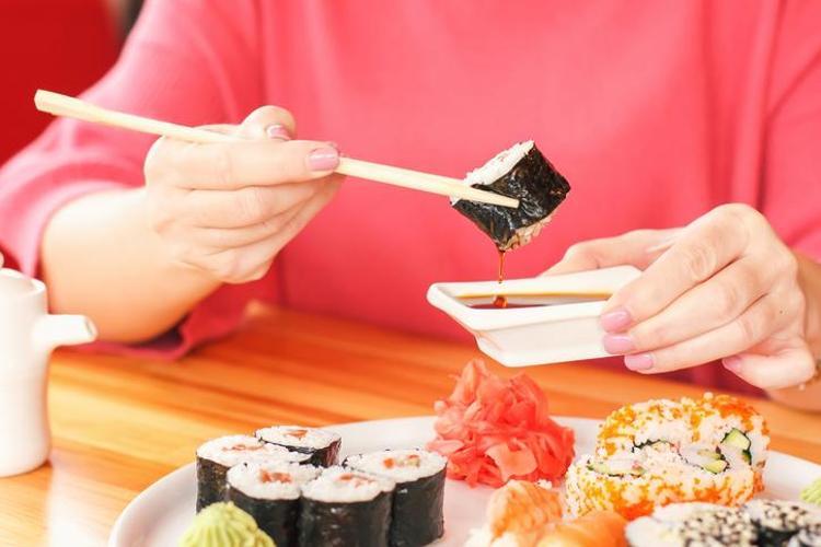 Evde pratik sushi tarifi Dışarıda 6 tanesine yüzlerce lira ödemenize gerek kalmayacak