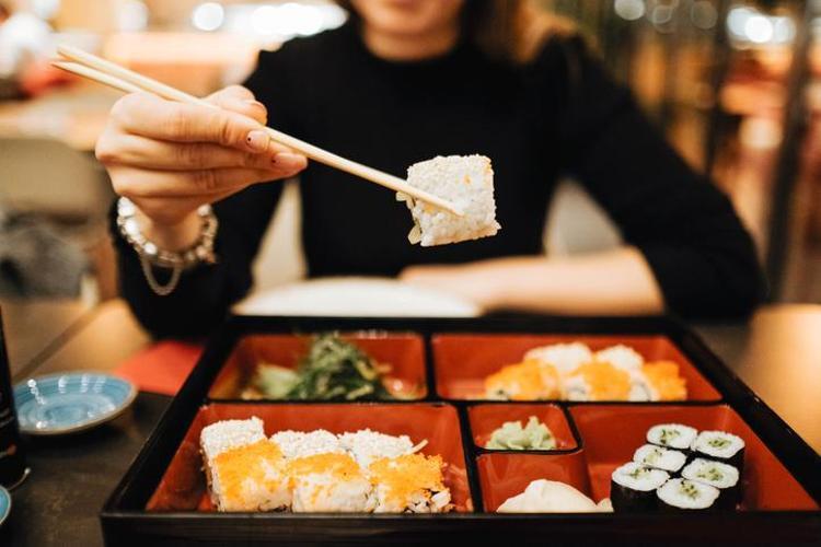 Evde pratik sushi tarifi Dışarıda 6 tanesine yüzlerce lira ödemenize gerek kalmayacak