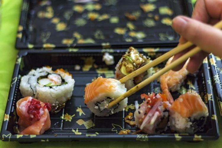 Evde pratik sushi tarifi Dışarıda 6 tanesine yüzlerce lira ödemenize gerek kalmayacak