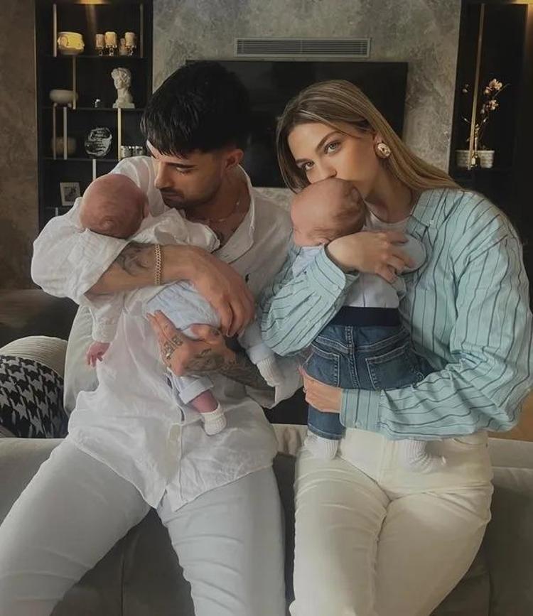 Yasemin Şefkatli’den ikizleriyle eğlenceli paylaşım Minik Tatlısesler dedesinin izinde