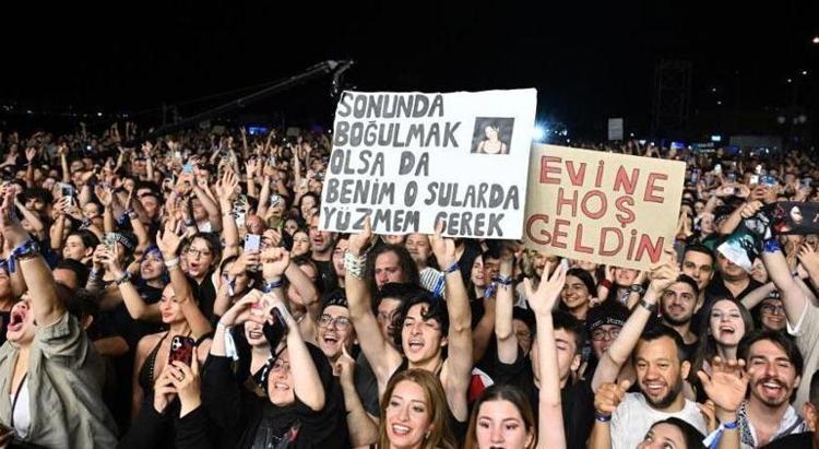 Şebnem Ferah fırtına estirdi 6 yıllık hasret bitti, binlerce kişi akın etti