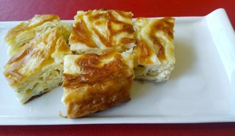 Yufkanın arasına dökünce kat kat kabarıyor Su böreği tadında sodalı milföylü börek tarifi