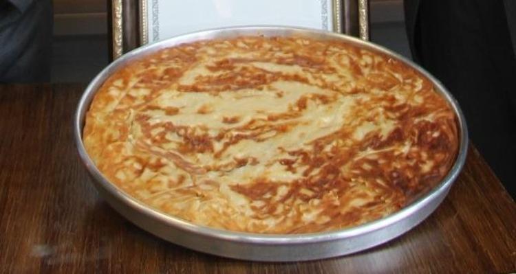 Yufkanın arasına dökünce kat kat kabarıyor Su böreği tadında sodalı milföylü börek tarifi