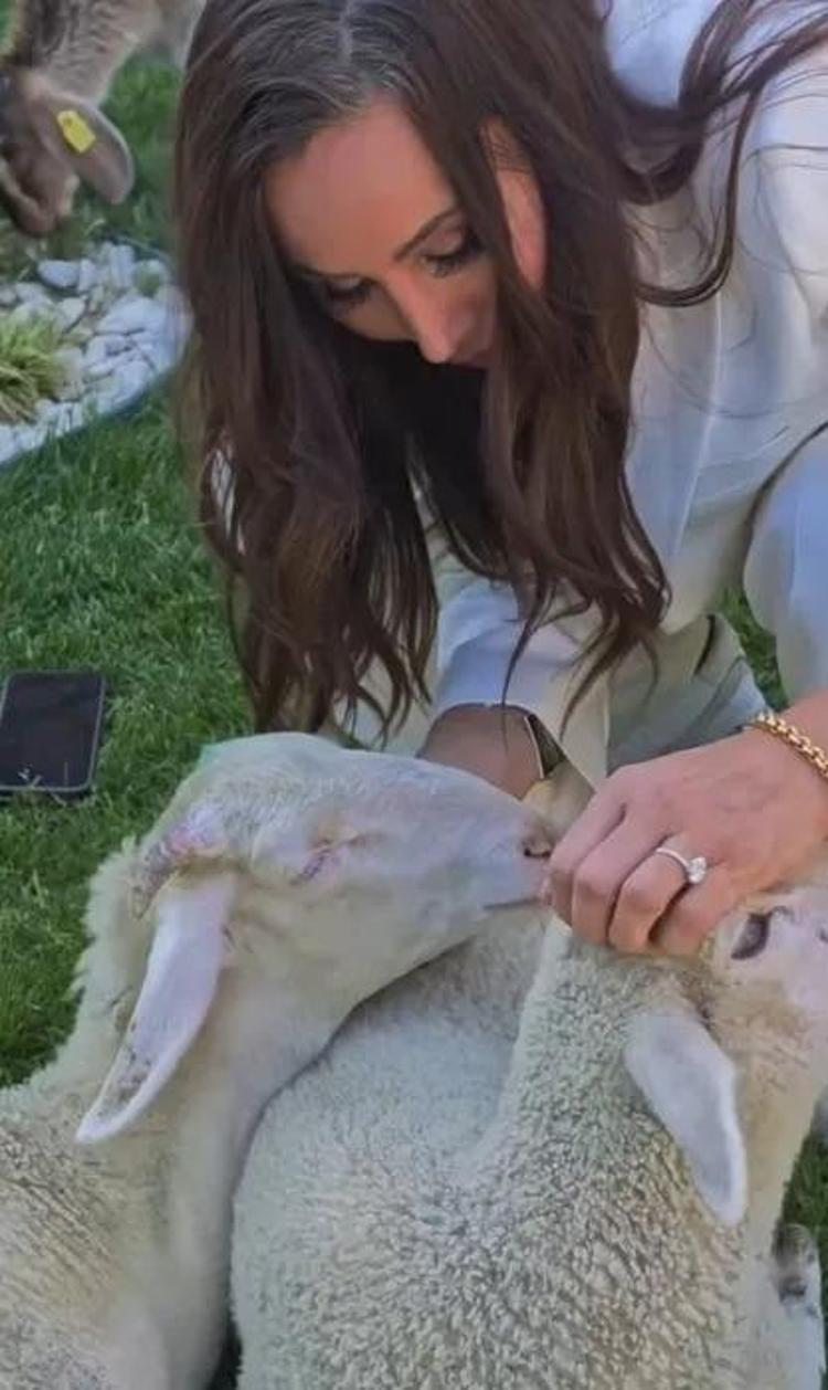 AMACIM SAHNE KADINLIĞINI DEVAM ETTİRMEK