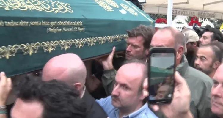 Yakın dostunun vefatı sonrası Kıvanç Tatlıtuğ o defteri tamamen kapatıyor