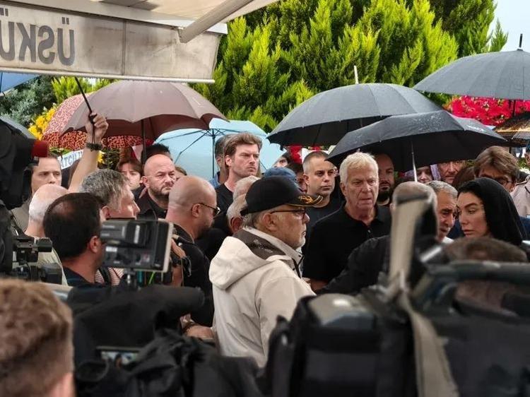 Yakın dostunun vefatı sonrası Kıvanç Tatlıtuğ o defteri tamamen kapatıyor