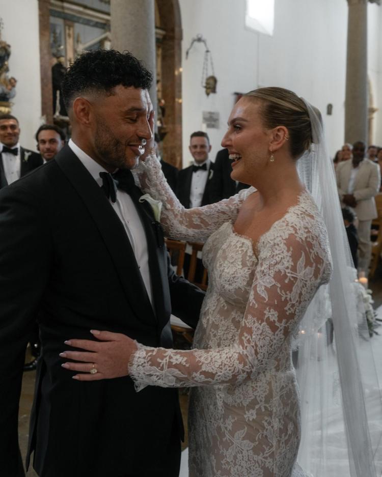 Beşiktaşın eski yıldızı Alex Oxlade ile şarkıcı Perrie Edwards evlendi