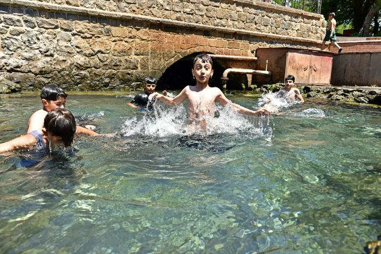 AYAKLARIMIZ PARÇALANIYOR