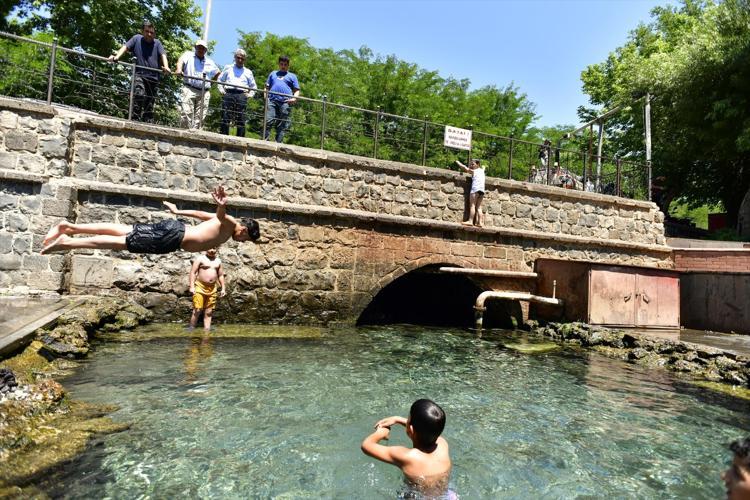Termometreler 37 dereceyi gösterdi Ne yasak dinlediler ne tehlike