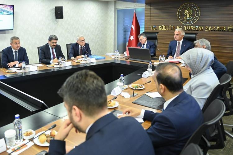 TURİZMDE YENİ DÖNEM BAŞLIKLARI DEĞERLENDİRİLDİ