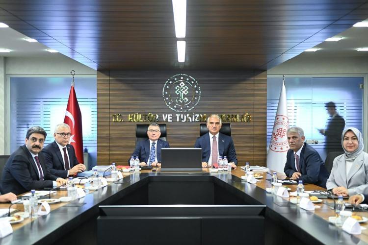 Bakan Ersoy Sivas heyetini kabul etti Kültür, gastronomi ve yatırım başlıkları masaya yatırıldı