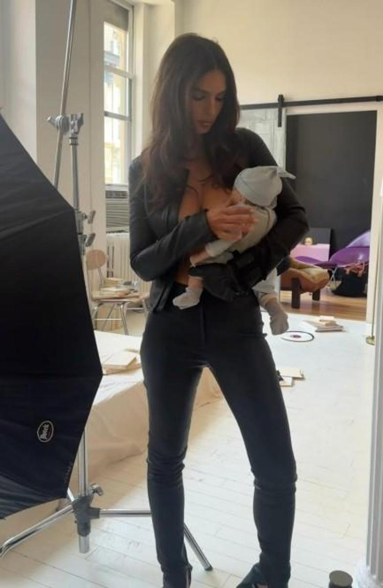 Emily Ratajkowski yine sınırları zorladı Cesur pozları sosyal medyayı salladı