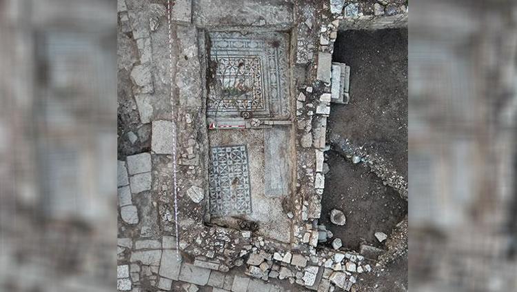 SAZ YAPRAKLARI, AMPHORA VE BALIK FİGÜRLERİ DİKKAT ÇEKİYOR
