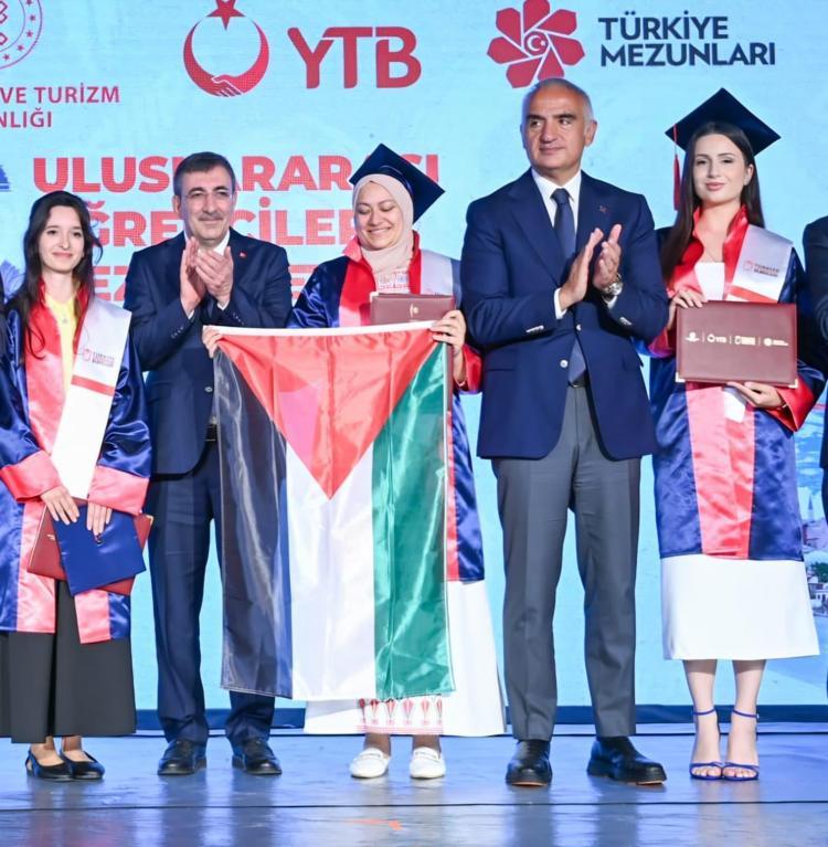 110 ülkeden Türkiyeye gelen öğrenciler mezuniyet sevinci yaşadı Türkiye Bursları dünyaya 2 bin 800 yeni gönül elçisi kazandırdı
