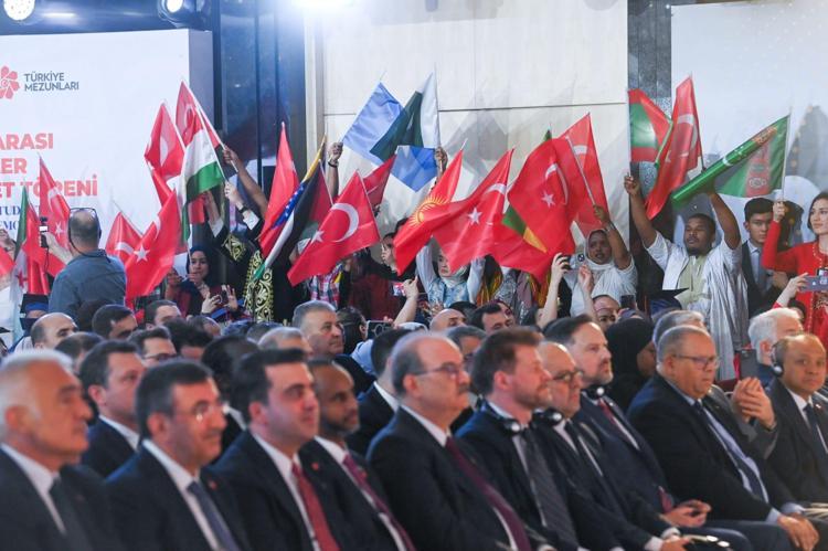110 ülkeden Türkiyeye gelen öğrenciler mezuniyet sevinci yaşadı Türkiye Bursları dünyaya 2 bin 800 yeni gönül elçisi kazandırdı