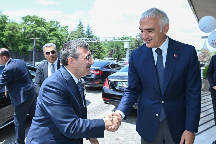 110 ülkeden Türkiyeye gelen öğrenciler mezuniyet sevinci yaşadı Türkiye Bursları dünyaya 2 bin 800 yeni gönül elçisi kazandırdı