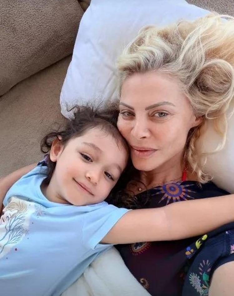 Seray Severden 4 yaşındaki ikiz kızlarıyla tatil paylaşımı