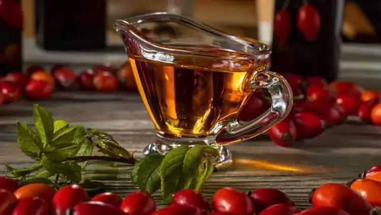 RAFLARDAKİ GİZLİ ŞİFACI: TEK BAŞINA YETEN KUŞBURNU MUCİZESİ