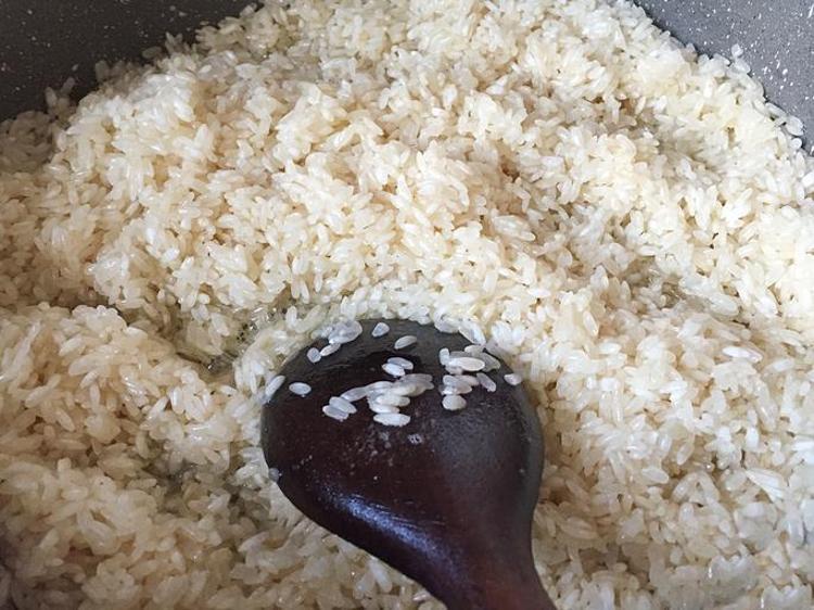 Tane tane dökülen restoran usulü sade pirinç pilavının sırrı İçine ekleyince lezzeti 10 kat artırıyor