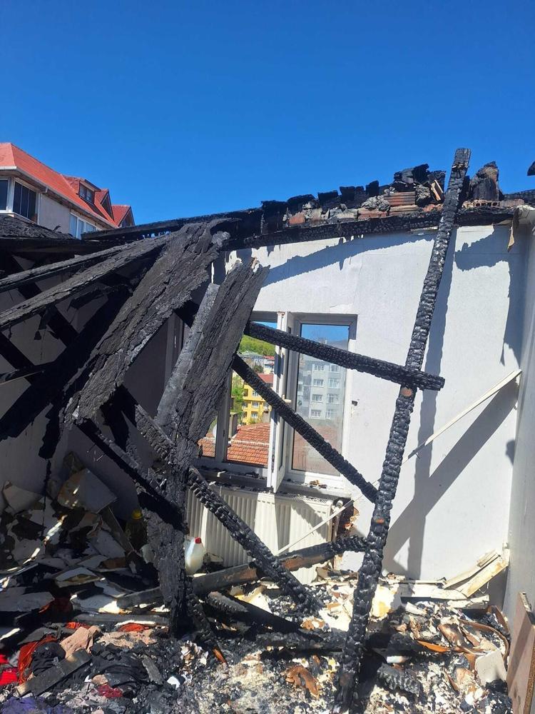 2 aydır bitmeyen çile Çatısı olmayan apartmanda yaşıyorlar: Borcu bitmeyen bir çatımız var