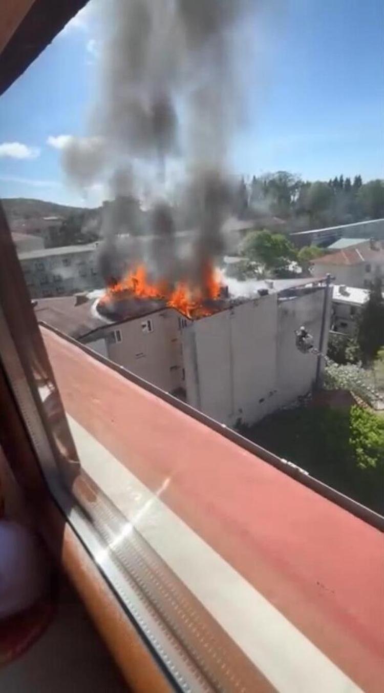 2 aydır bitmeyen çile Çatısı olmayan apartmanda yaşıyorlar: Borcu bitmeyen bir çatımız var
