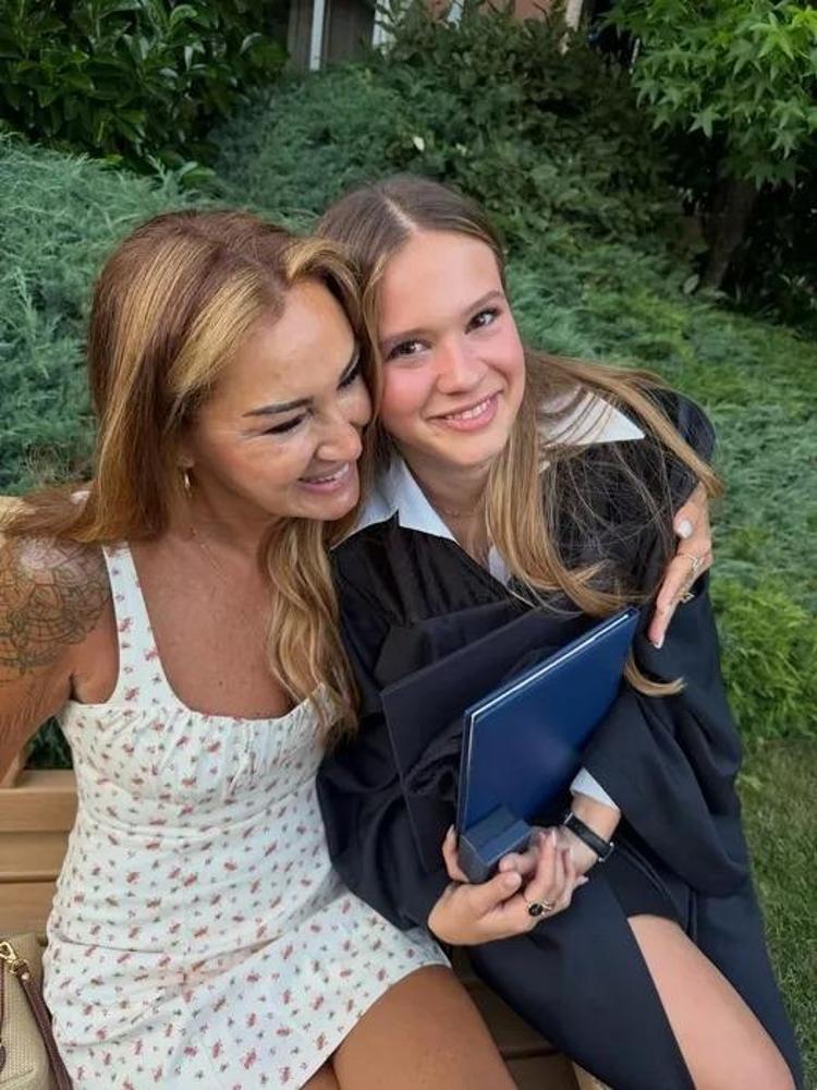 Pınar Altuğ kızı Sunun mezuniyet fotoğraflarını paylaştı, Seda Sayan kayıtsız kalamadı