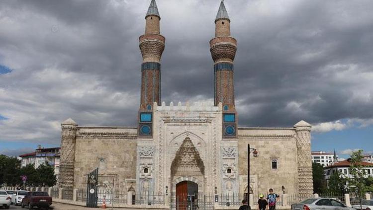 Sivasın simgesi olarak kabul ediliyor 752 yıldır ayakta: Turist akınına uğruyor