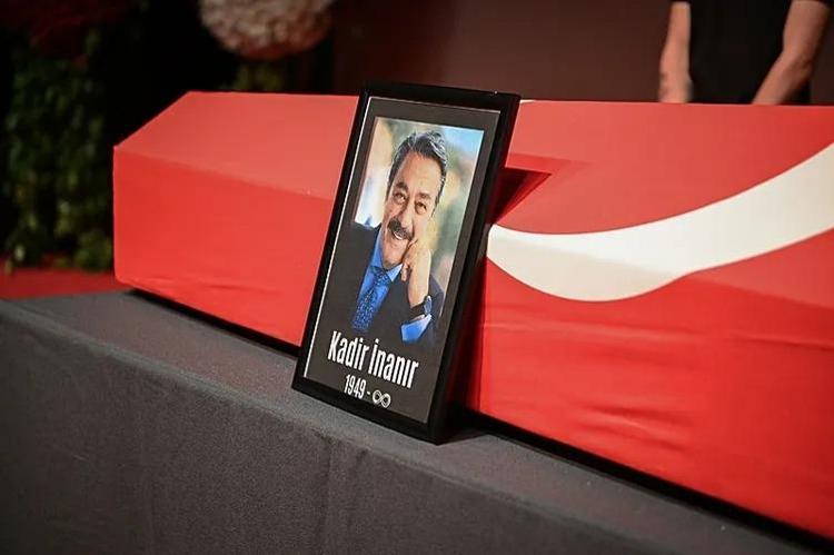 Kadir İnanır’ın mezarı çiçeklerle donatıldı.