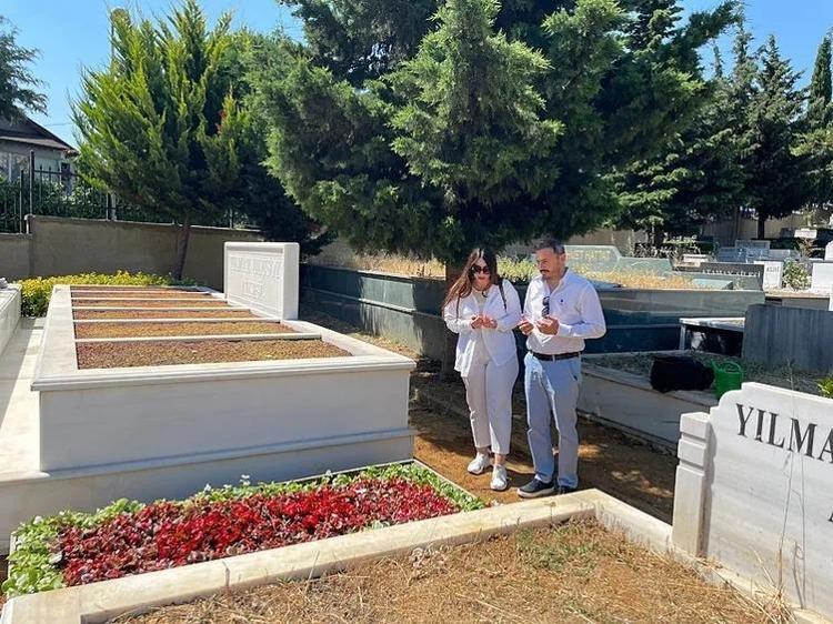 Kadir İnanır’ın mezarı çiçeklerle donatıldı.