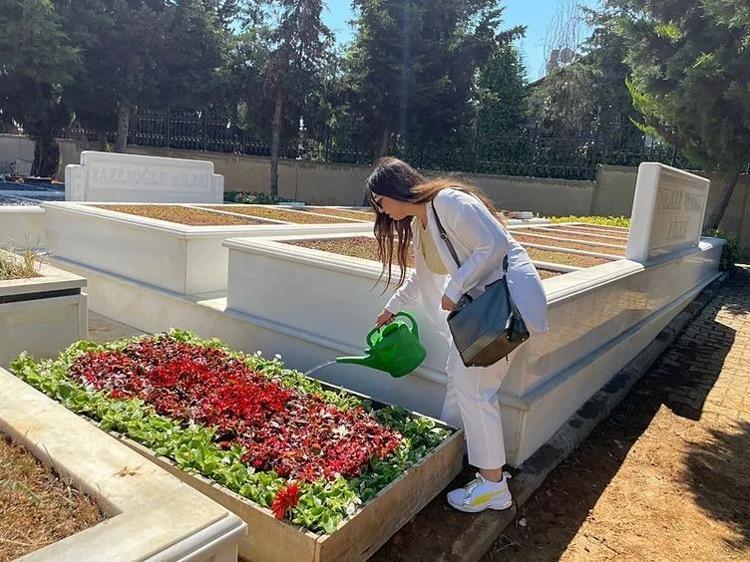 Kadir İnanır’ın mezarı çiçeklerle donatıldı.