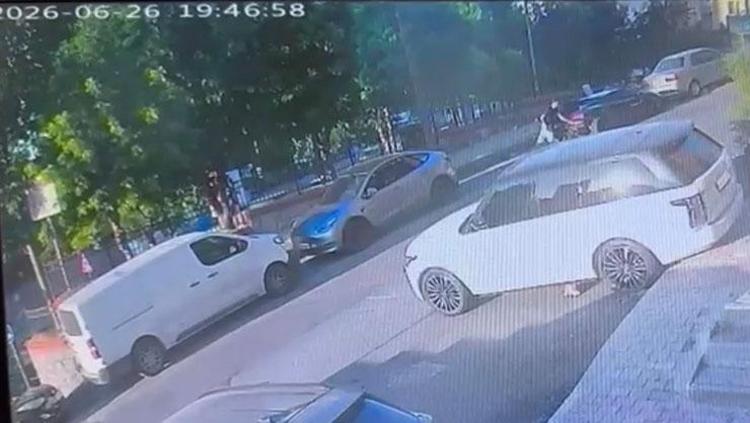 15 milyonluk otomobili tamir eden ustanın test sürüşü pahalıya patladı Cipe çarpıp takla attırdı, kaçtı