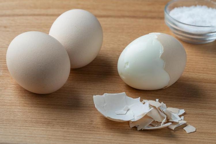 Yumurta kabuğunu tek hamlede soymanın sırrı Haşlanmış yumurtayı böyle soyunca beyazı asla parçalanmıyor, tadı değişmiyor