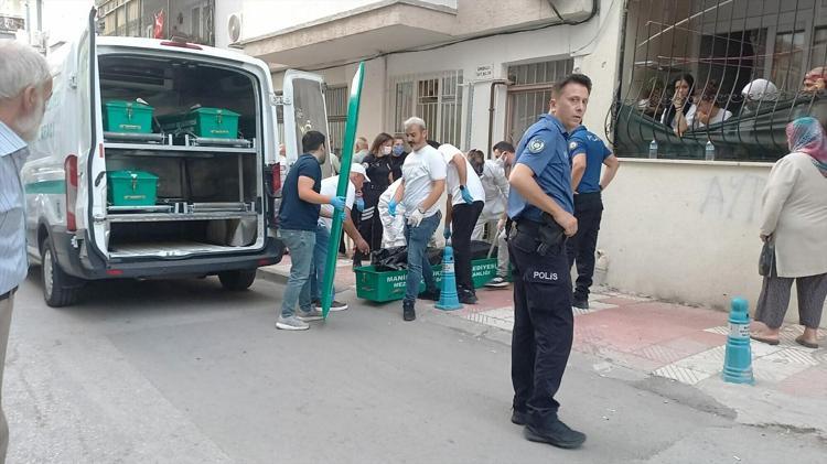 Koku mahalleliyi harekete geçirdi 2 gün boyunca kardeşinin cesediyle kalan ablanın şok ifadesi