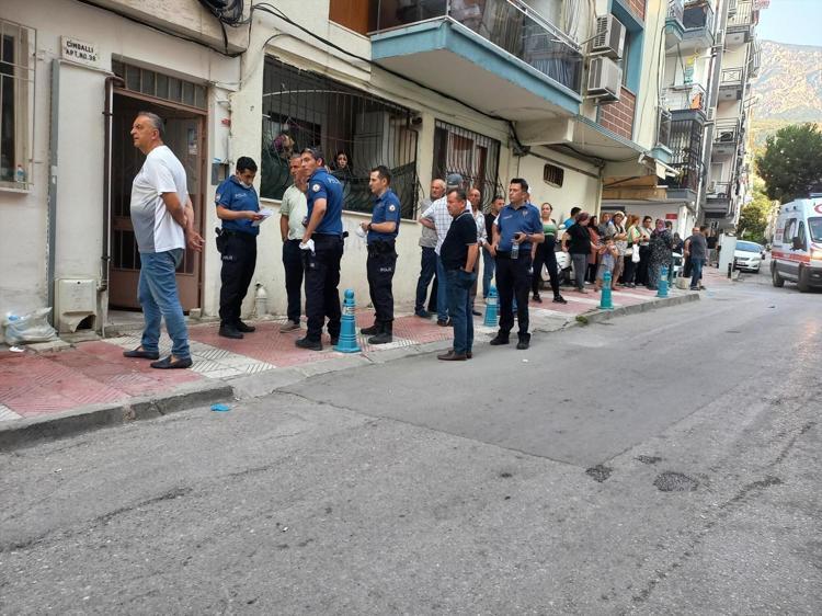 Koku mahalleliyi harekete geçirdi 2 gün boyunca kardeşinin cesediyle kalan ablanın şok ifadesi