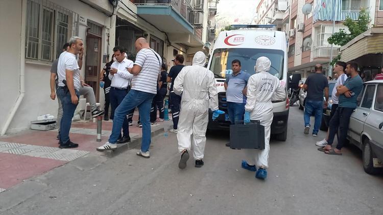Koku mahalleliyi harekete geçirdi 2 gün boyunca kardeşinin cesediyle kalan ablanın şok ifadesi